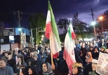 اجرای رژه هماهنگ انسانی ،خودرویی در زیر باران و تگرگ