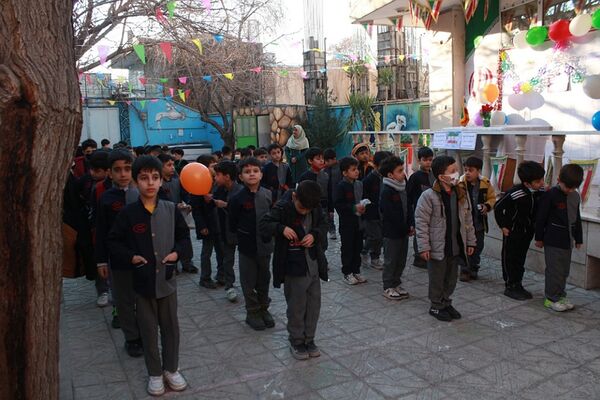 صبحگاه پرشور پاییزی در مدرسه نور ایمان بهارستان‌دو