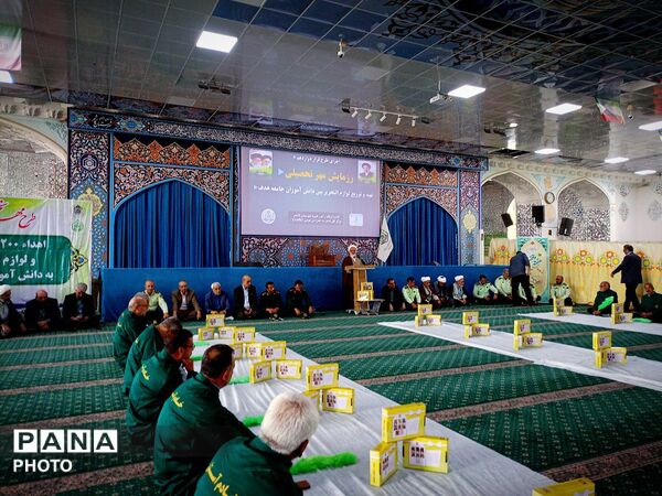 تهیه و توزیع لوازم تحریر بین جامعه هدف در کاشمر