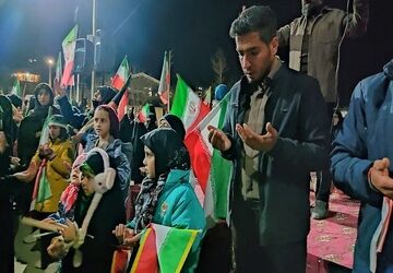 زمزمه دعای فرج توسط مردم مومن شهر بار نیشابور