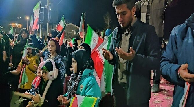 زمزمه دعای فرج توسط مردم مومن شهر بار نیشابور