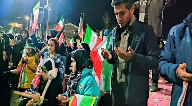 زمزمه دعای فرج توسط مردم مومن شهر بار نیشابور