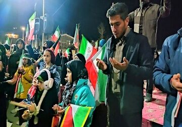 زمزمه دعای فرج توسط مردم مومن شهر بار نیشابور