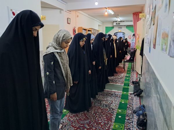 دورهمی دانش‌آموزان انجمن کانون امید انقلاب ناحیه پنج 