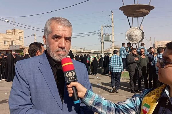 دانش آموزان راه مبارزه با استکبار را با بصیرت ادامه دهند