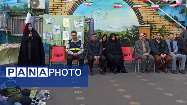 برافراشته شدن پرچم ایران در اداره آموزش و پرورش منطقه ۱۰