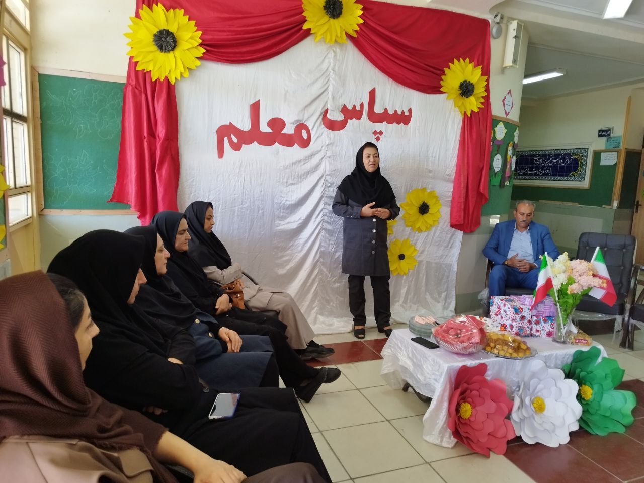 تجلیل از معلمان و اعضای انجمن اولیا و مربیان در مدرسه حضرت رقیه(س)