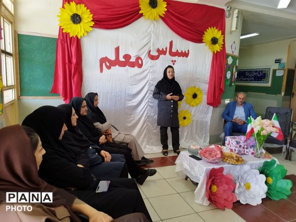 تجلیل از معلمان و اعضای انجمن اولیا و مربیان در مدرسه حضرت رقیه(س)