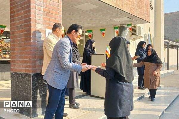  تقدیر از افتخار آفرینان دبیرستان نمونه دولتی مولود کعبه(ع) در مسابقات نمایشگاه دفاع مقدس