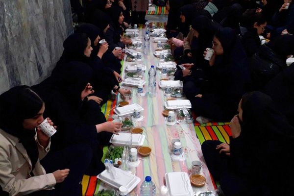 برگزاری مراسم افطار در مدرسه حضرت زینب ناحیه یک ری