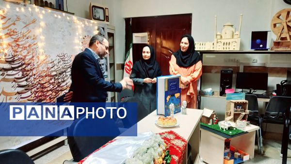 نشست ادبی دانش‌آموزان در کافه کتاب آموزشگاه هیات امنایی فرزانگان