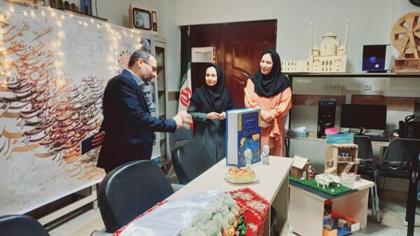 نشست ادبی دانش‌آموزان در کافه کتاب آموزشگاه هیات امنایی فرزانگان
