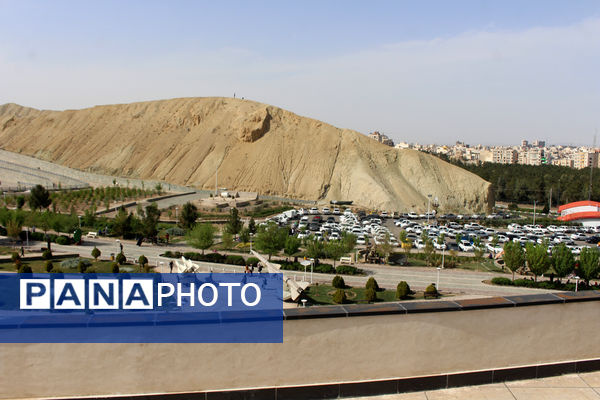 حضور گردشگران روز طبیعت در محوطه باغ‌موزه دفاع مقدس قم