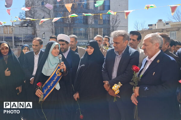 وزیر آموزش و پرورش میهمان دانش‌آموزان مدرسه شاهد دالکی