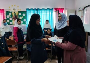  تقدیر دانش‌آموزان از مربی پرورشی مدرسه صابران‌ یک 