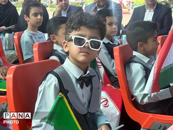 نخستین قدم‌های کلاس‌اولی‌ها در جشن شکوفه‌های دبستان شاهد آقا مصطفی خمینی