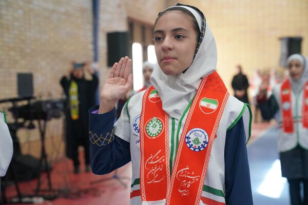 مانور یاوران انقلاب در دبستان دخترانه حاج حسن اصلانی ۲