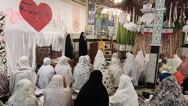 نوجوانان دختر در اعتکاف؛ لحظاتی سرشار از نماز و معنویت