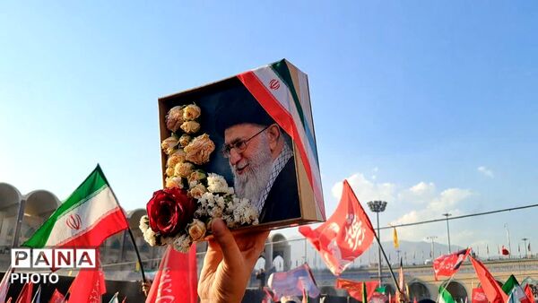 موج جمعیت در خیابان‌های تهران برای بدرقه رهبر شهید