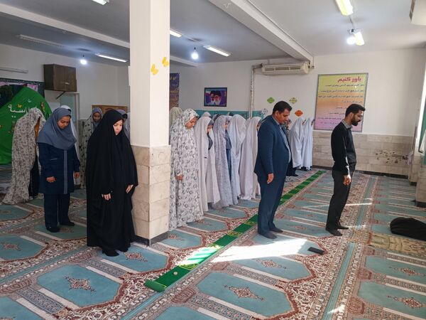 اجلاسیه نماز در آموزشگاه متوسطه اول دخترانه 15خرداد سرخس
