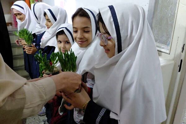 جشن ولادت بانوی دو عالم در دبستان وحیدکیهانی 