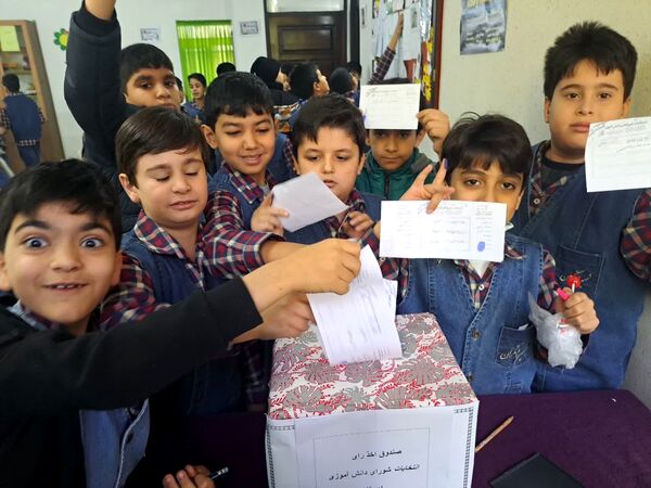 انتخابات شورای دانش‌آموزی در دبستان مبتکران ناحیه ۷