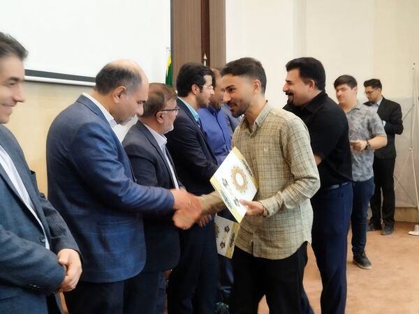 تجلیل از اصحاب رسانه توسط فرماندار و شهرداری‌های برخوار در سالن فرمانداری برخوار 