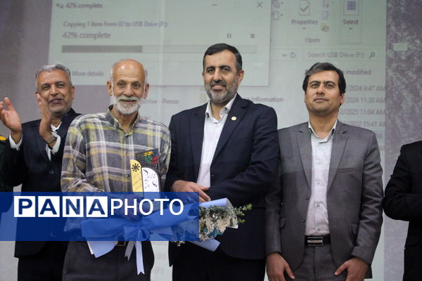 تجلیل از برگزیدگان دبیرستان شهید بهشتی شهرستان بوشهر (2)