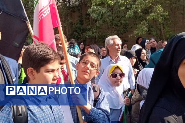 برگزاری راهپیمایی یوم الله ۱۳ آبان با حضور دانش‌آموزان و مسئولین در صفادشت 