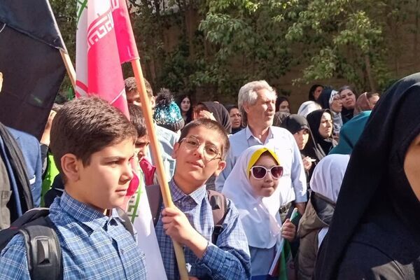 برگزاری راهپیمایی یوم الله ۱۳ آبان با حضور دانش‌آموزان و مسئولین در صفادشت 