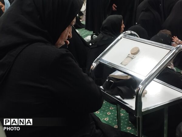  نماز جماعت در امامزاده سید حمزه کاشمر 