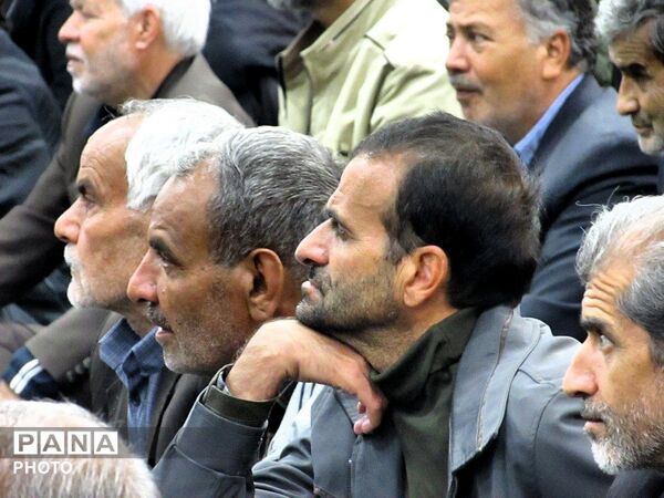 حضور اقشار مختلف مردم در مراسم اربعین رهبر شهید 