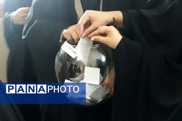 رقابت دانش‌آموزان منتخب در انتخابات منطقه‌ای شورای دانش‌آموزی بهارستان دو