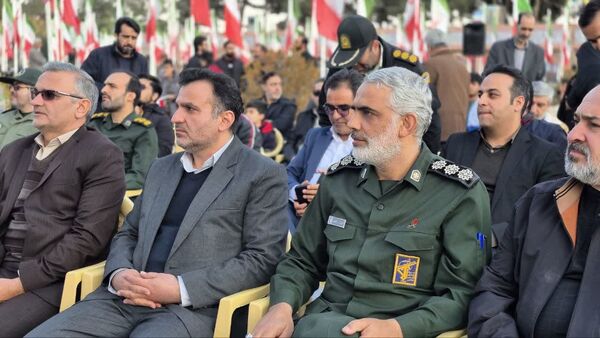 آیین مهمانی لاله‌ها و عطر افشانی گلزار شهدای کاشان