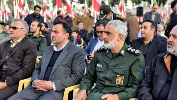آیین مهمانی لاله‌ها و عطر افشانی گلزار شهدای کاشان