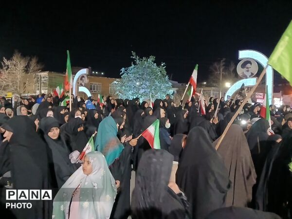 تجمع پرشور مردم در شب هیجدهم دفاع از مام میهن