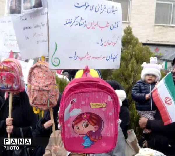 حضور دانش‌آموزان با کوله‌پشتی به یاد همکلاسی‌های مینابی در روز جهانی قدس همدان
