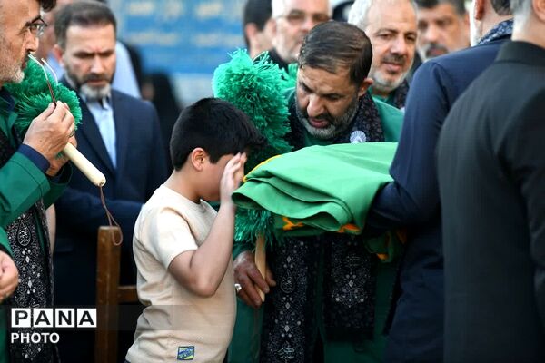 آیین اهتزار پرچم عزای سیدالشهدا (ع) در شب اول ماه محرم در حرم حضرت عبدالعظیم (ع) شهرری 