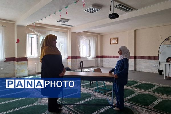 غبارروبی و آماده سازی نمازخانه‌های مدارس پردیس