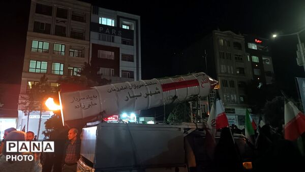پنجاه وچهار شب در میدان پای کار ایران