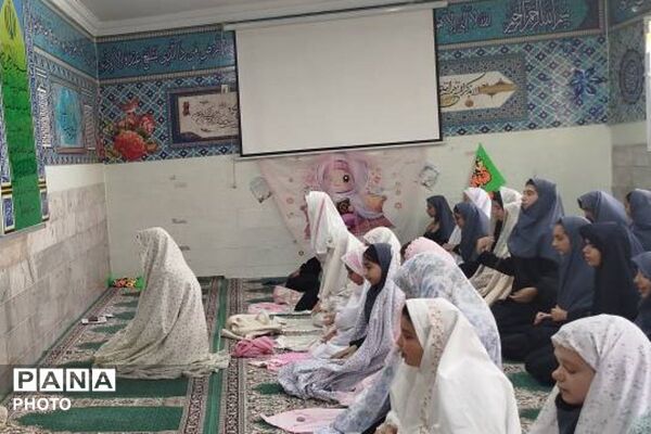  اقامه نماز جماعت دبیرستان هدی با حضور دانش‌آموزان پایه هفتم