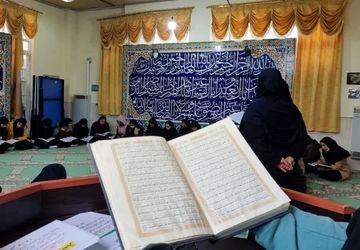 محفل انس با قرآن در مدرسه نمونه دولتی حضرت زینب(س)