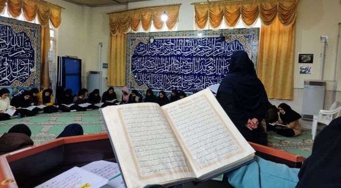 محفل انس با قرآن در مدرسه نمونه دولتی حضرت زینب(س)