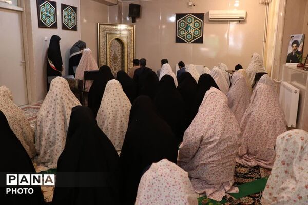 اقامه نخستین نماز مهرماه در هنرستان آل‌یاسین