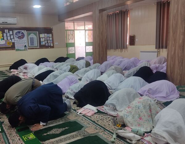 نماز جماعت ظهر و عصر به امامت امام جمعه حاجی‌‌آباد