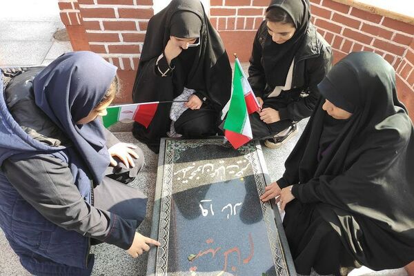 حضور دانش‌آموزان هنرستان حدیث کساء در مقبره الشهدای خاورشهر