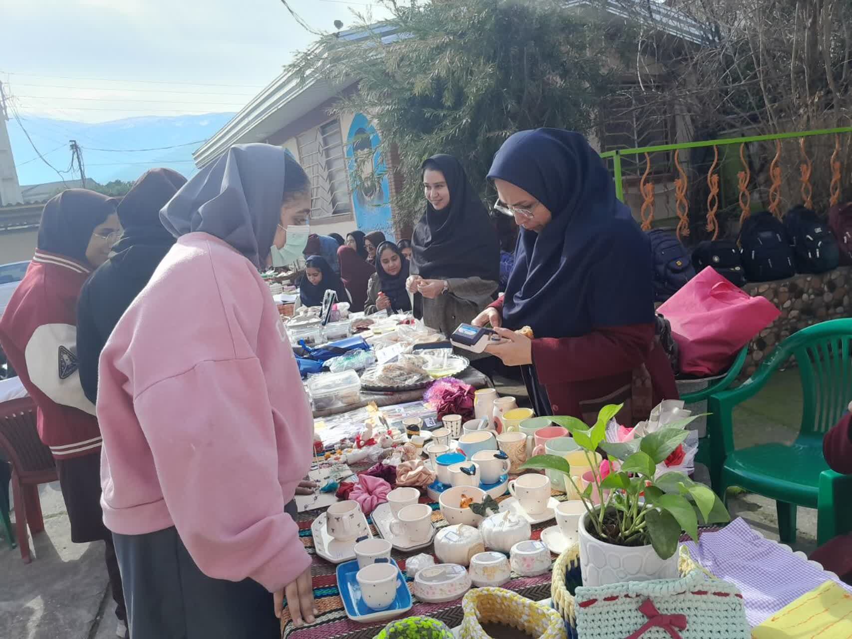 برپایی بازارچه کار و دانش‌آموزی در مدرسه شاهد شهرستان کردکوی