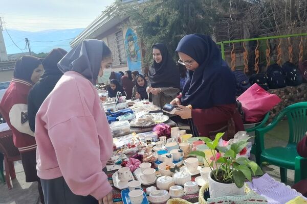 برپایی بازارچه کار و دانش‌آموزی در مدرسه شاهد شهرستان کردکوی