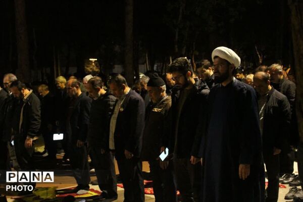 نماز استغاثه به امام زمان؛در کنار شهید گمنام