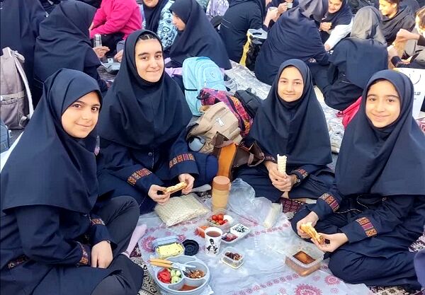 «صبحانه سلامت »با هدف ترویج تغذیه سالم در دبیرستان تیمسار فلاحی ناحیه 1 کرج 